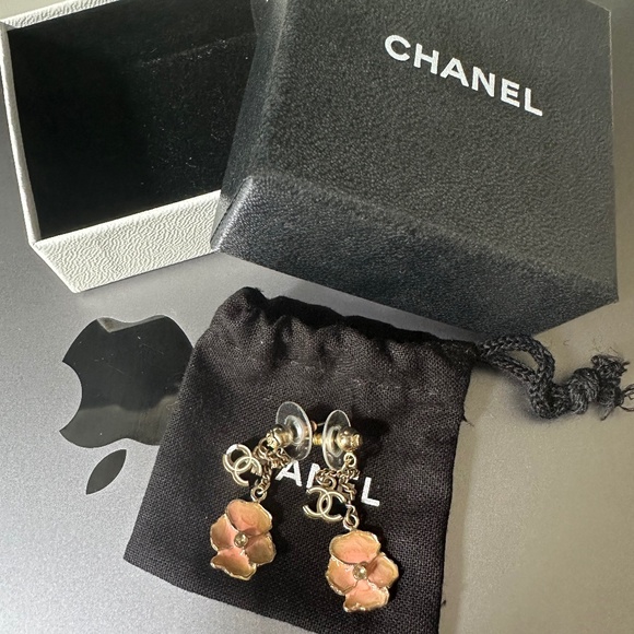 Chanel earring - Picture 1 of 3